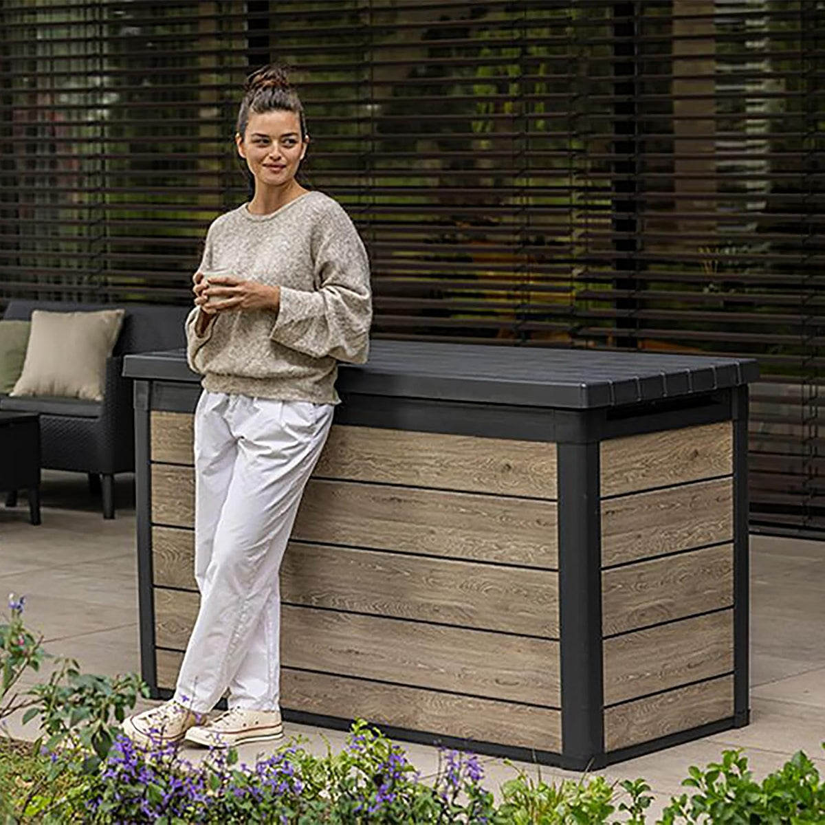 Keter Signature 757L Outdoor Storage Box – Ashwood Brown | DecoCoat Wood-Effect Finish | Weatherproof, Lockable & Hydraulic Lid | Durable Double-Wall Resin for Garden Cushions, Tools & More